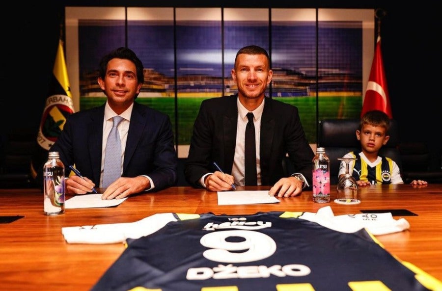 Edin Dzeko firmando contrato con el Fenerbahçe