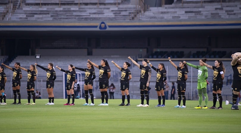 Pumas entonando el himno 