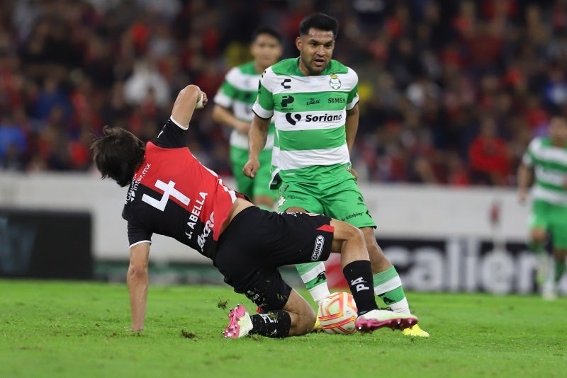 Eduardo jugando contra el Atlas