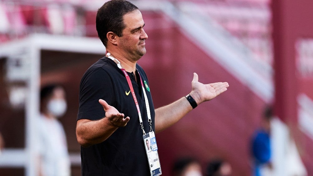 André Jardine dirigiendo a la selección brasileña 