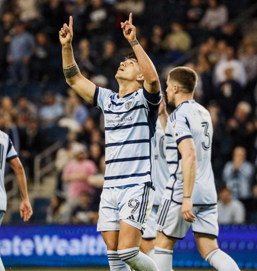 Alan Pulido en celebración de gol con Kansas City