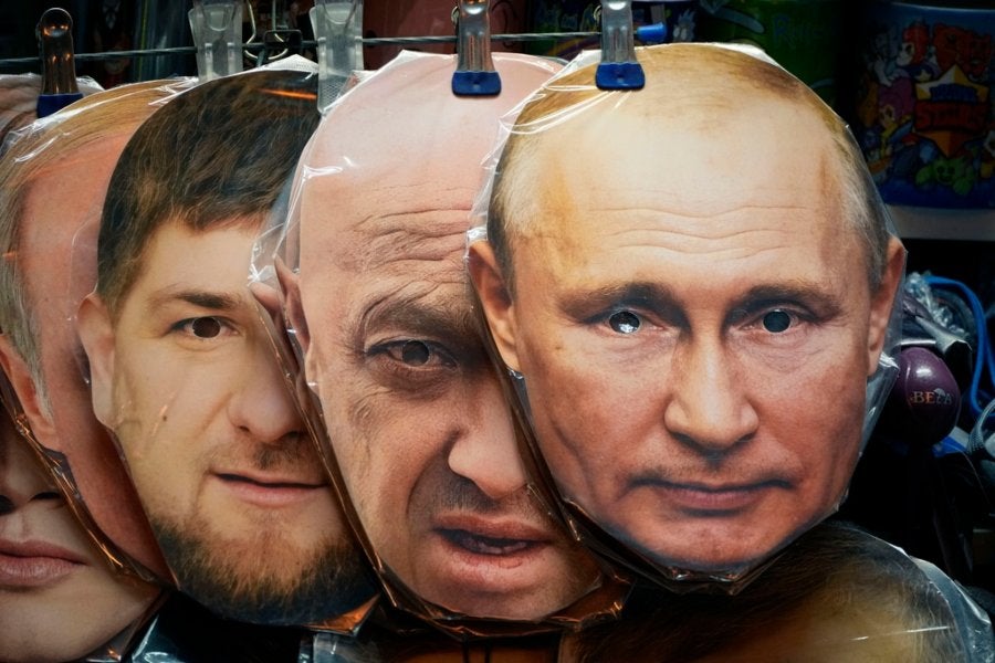 Caras de cartón de Vladimir Putin y Yevgueni Prigozhin