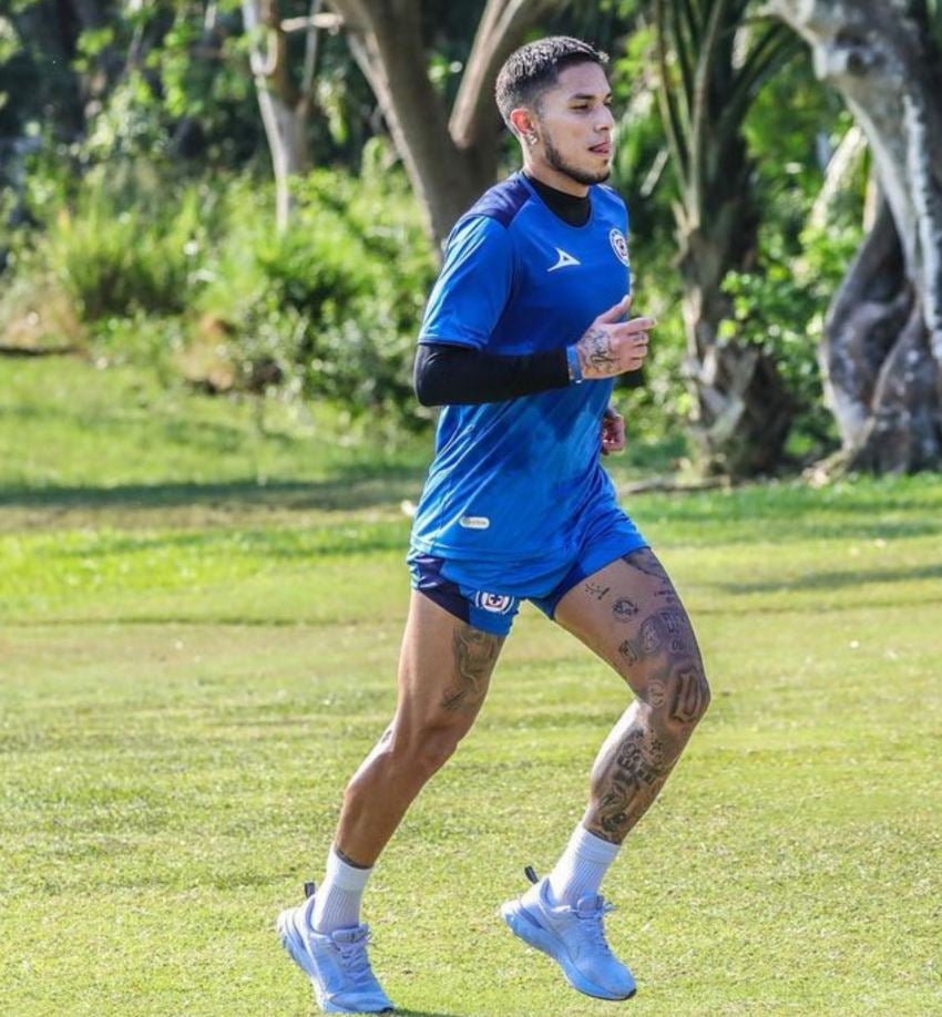 Titán Salcedo en un entrenamiento con Cruz Azul