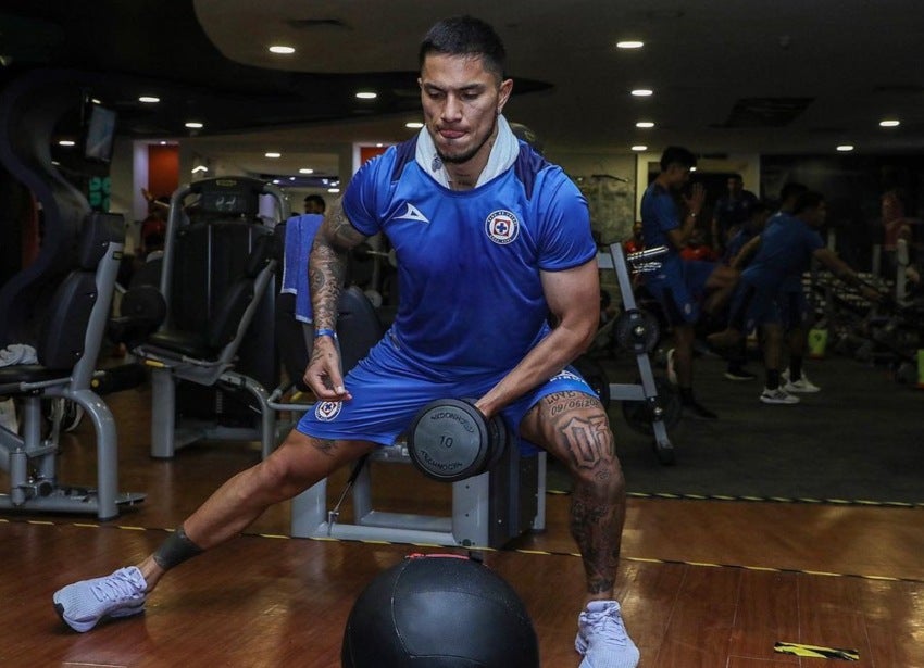 Salcedo en un entrenamiento de Cruz Azul