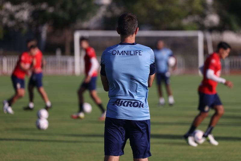 Veljko Paunovic entrenando a las Chivas