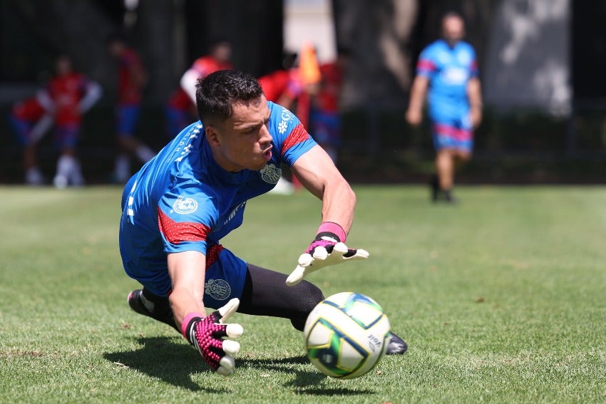 Óscar Whalley en entrenamiento con las Chivas