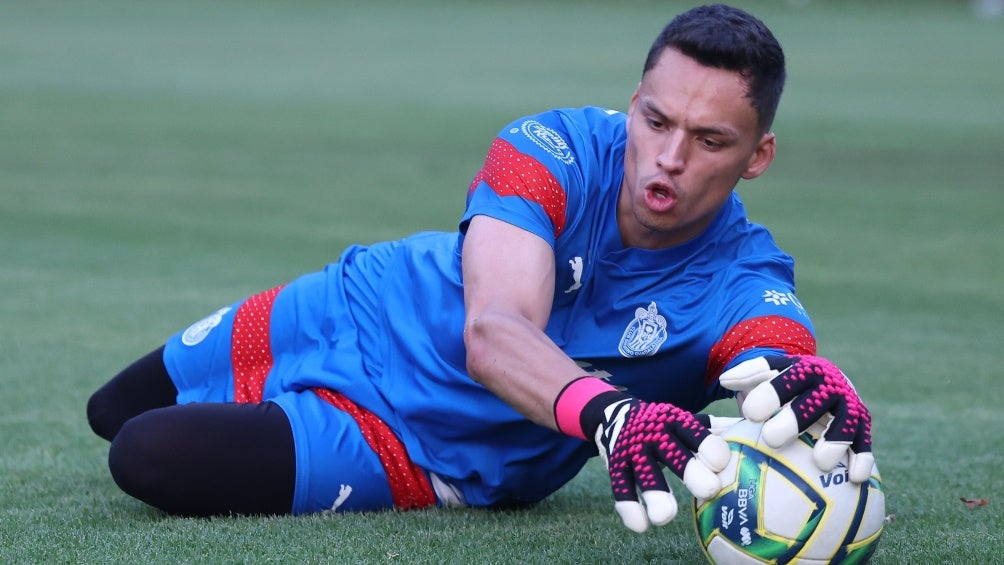 Óscar Whalley en entrenamiento con las Chivas