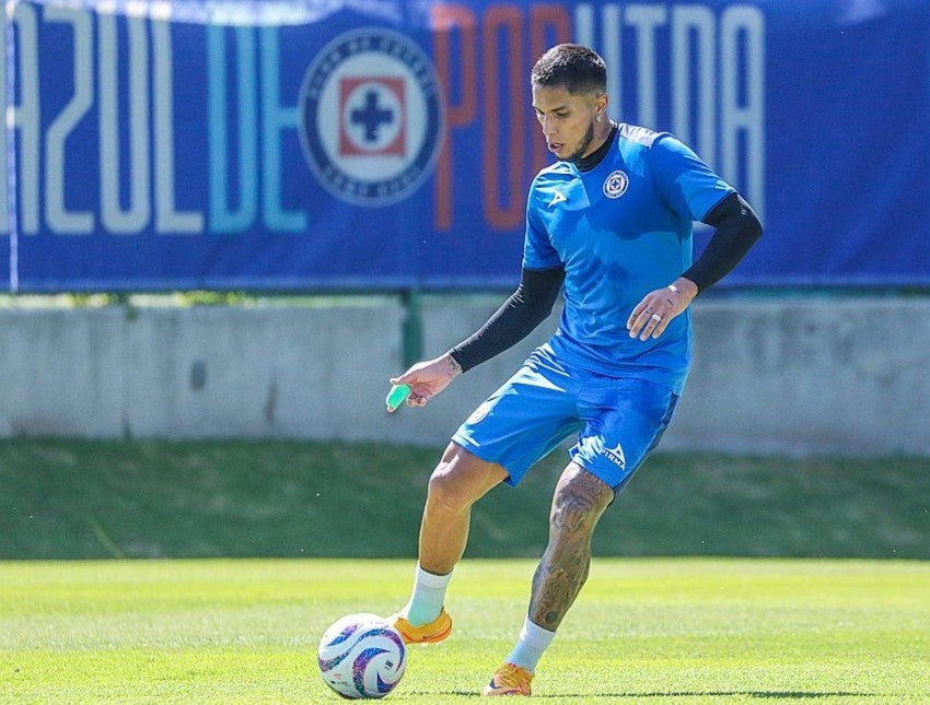 Titán Salcedo en un entrenamiento con Cruz Azul