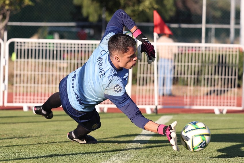 Óscar Whalley en entrenamiento con las Chivas