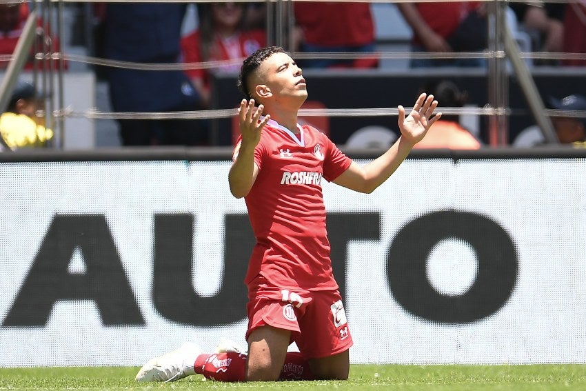 Leo Fernández en celebración de gol