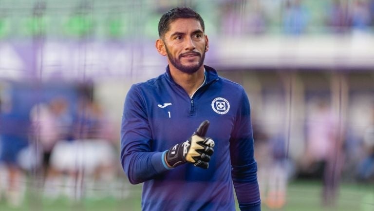 Jesús Corona durante un partido con Cruz Azul