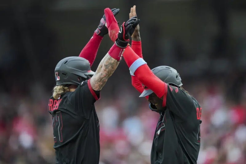 Cruz celebrando con su compañero de equipo