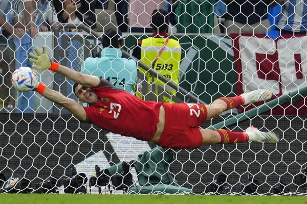 Martínez atajando un penal en Qatar 2022