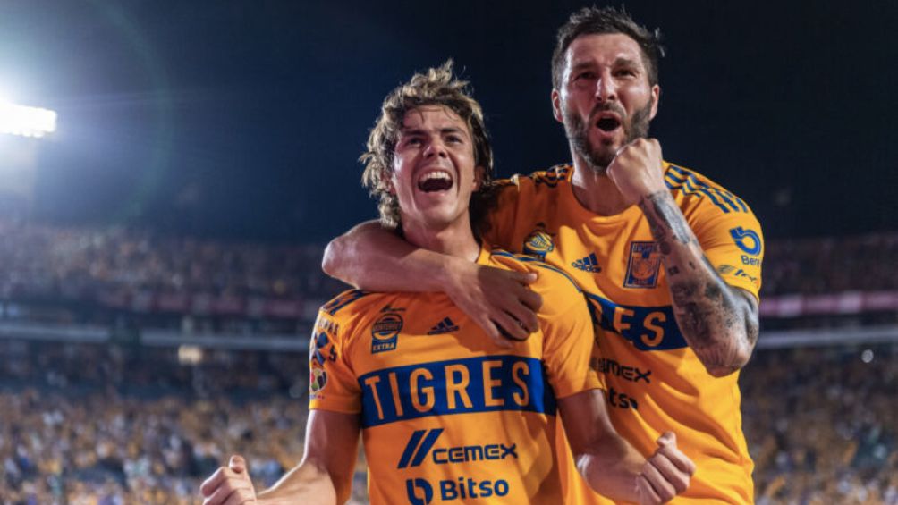 Cordova festejando junto a Gignac