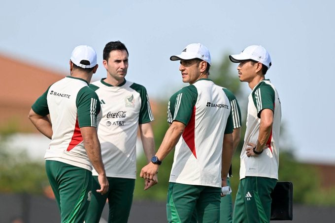 Jaime Lozano dirigiendo el entrenamiento del Tri