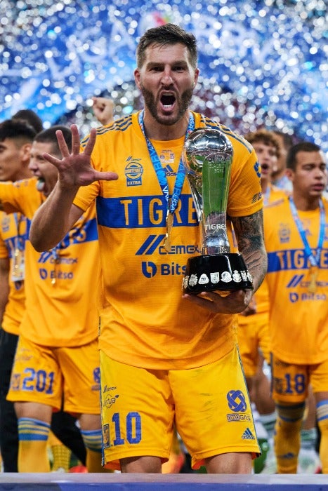 Gignac con el trofeo de Liga MX