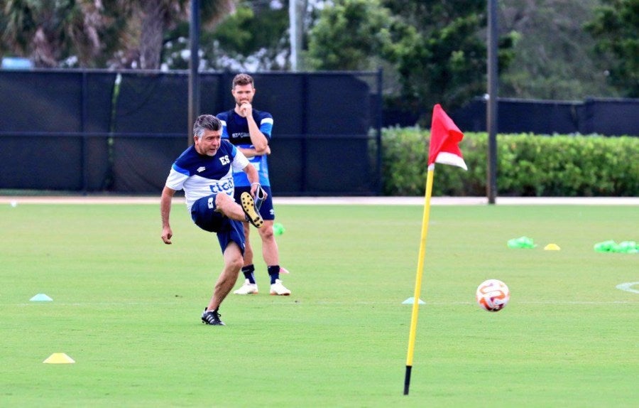 Cuerpo técnico de El Salvador en entrenamiento