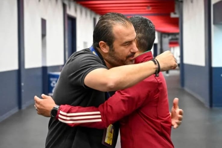 Jimmy Lozano y Joaquín Beltrán se dan un abrazo