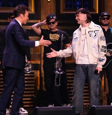 Peso Pluma junto a Jimmy Fallon