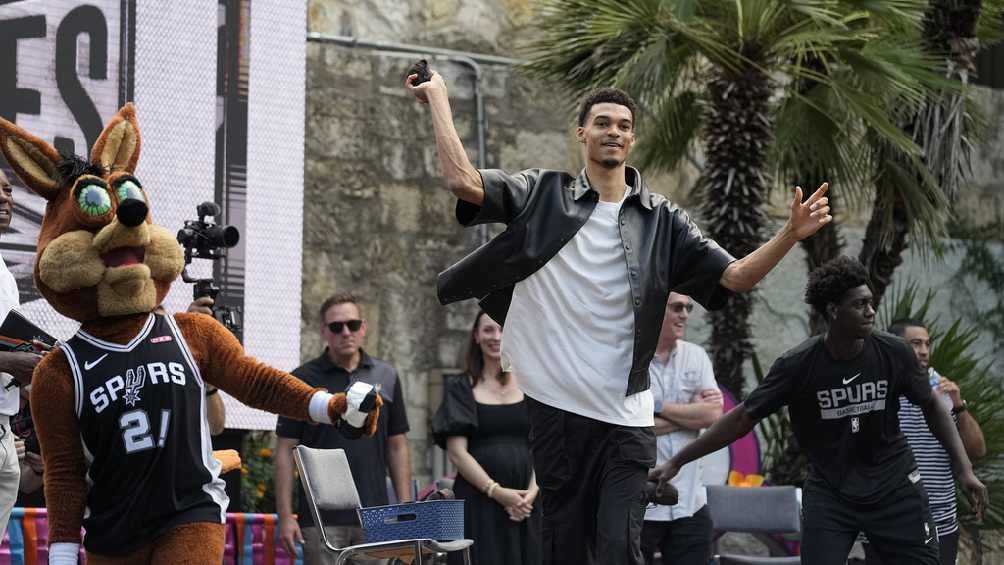 Todos recibieron al basquetbolista