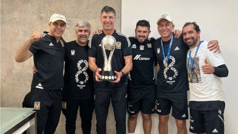 El entrenador celebrando el título de Liga MX