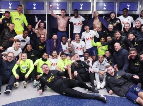 Kane y el Tottenham celebrando la victoria 