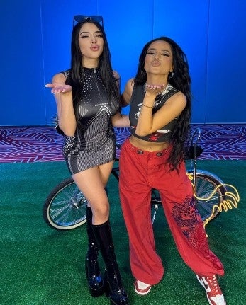 Yeri Mua junto a Becky G