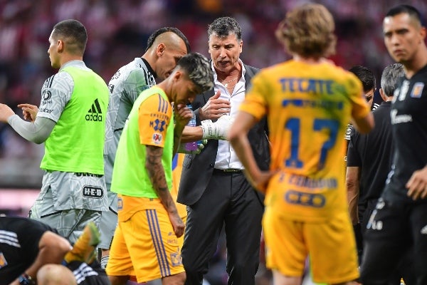 Siboldi junto a los jugadores de Tigres