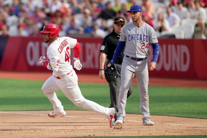 Wilson Contreras corre a una base