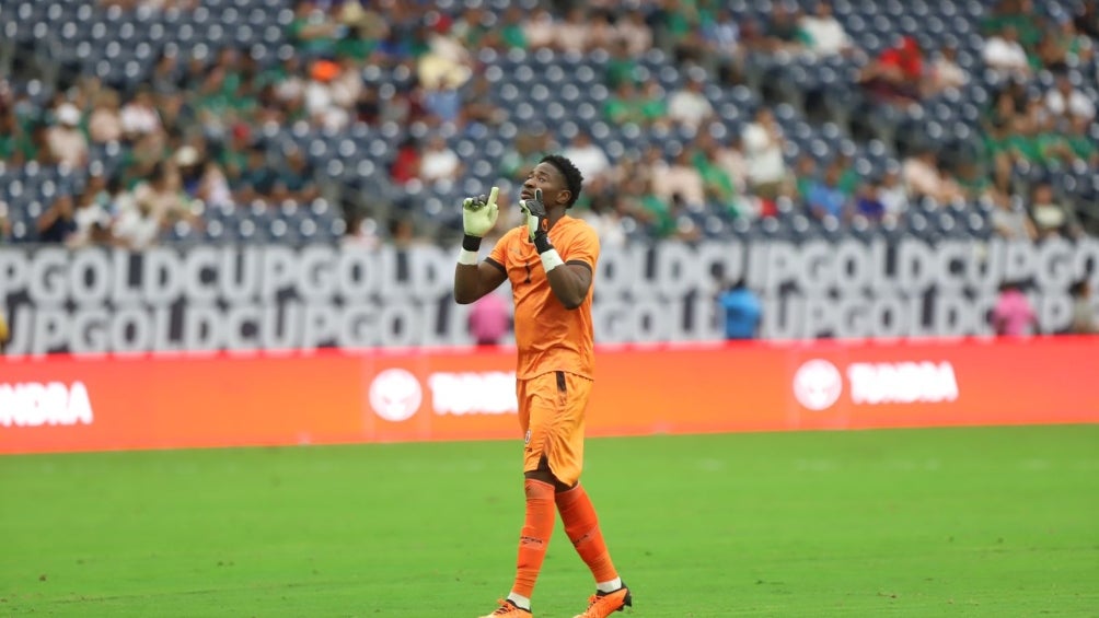 Alexandre Pierre celebrando el triunfo de Haití 