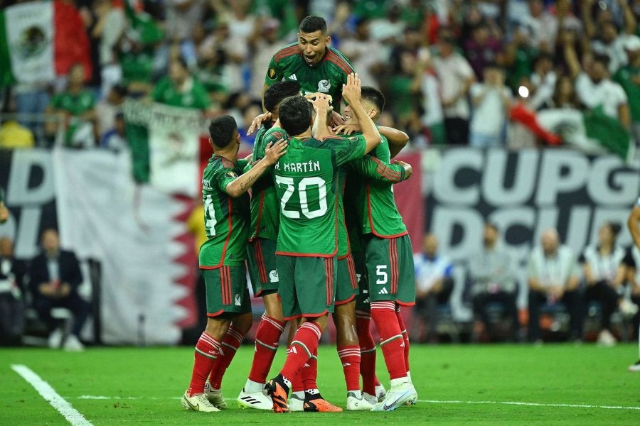 Selección Mexicana festejando el primer gol de Luis Romo