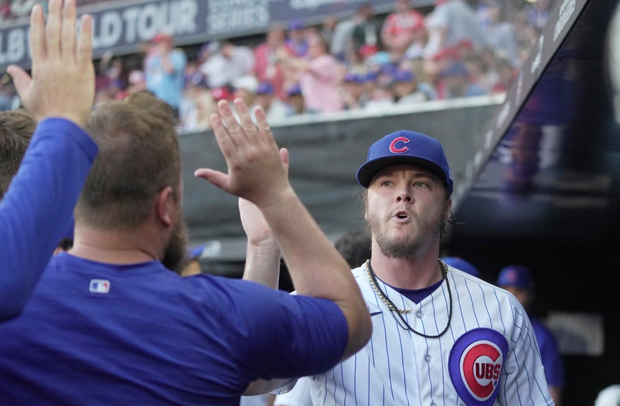 Justin Steele es felicitado al llegar al dugout