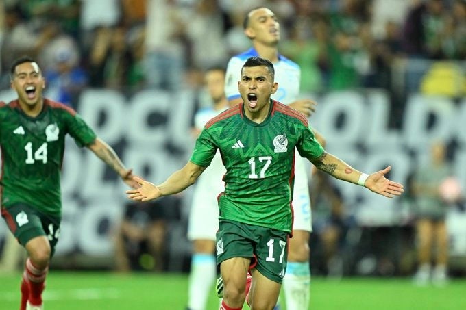 Orbelín Pineda celebrando un gol con el Tri