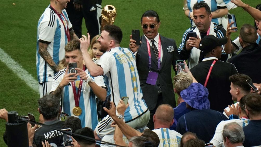 Messi levantando la Copa del Mundo