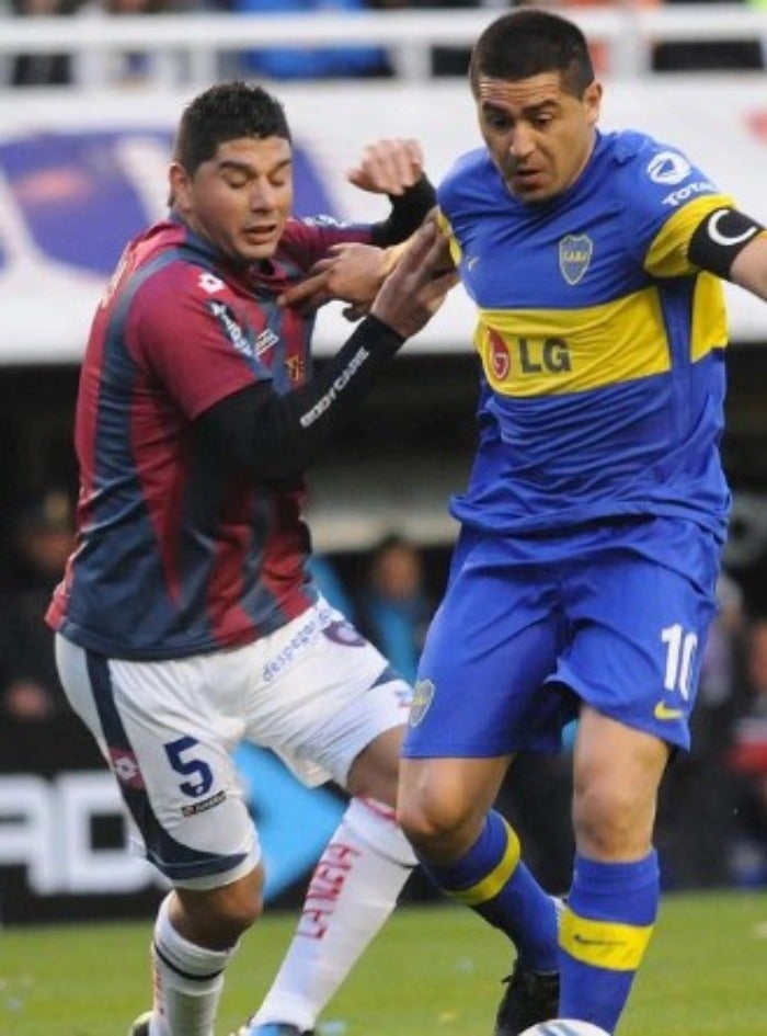 Riquelme jugando contra Néstor Ortigoza