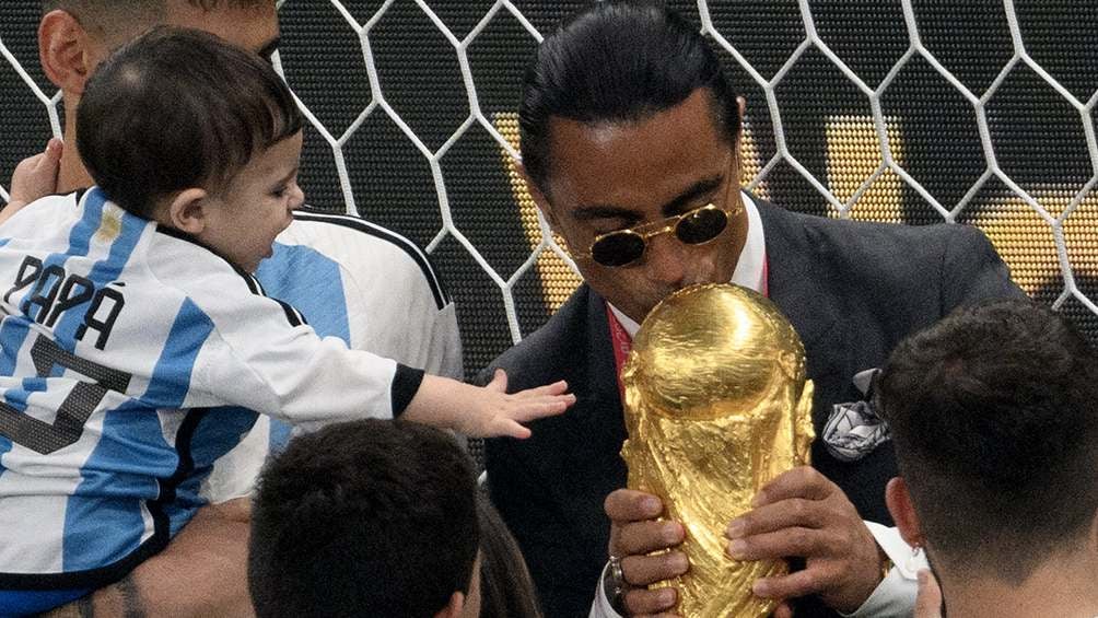 Bae besando la Copa del Mundo en los festejos de Argentina