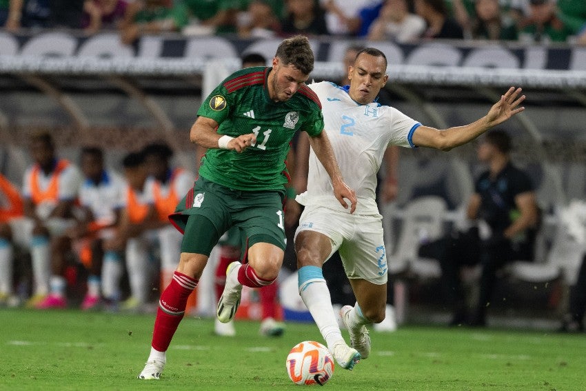 Santi Giménez en el juego contra Honduras