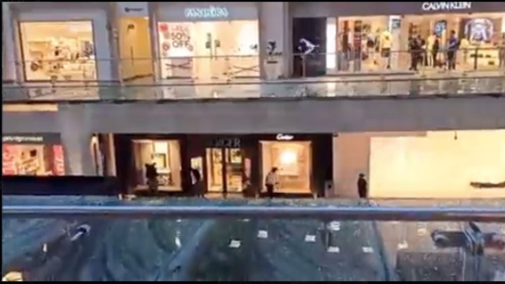 El momento del robo en Plaza Antara