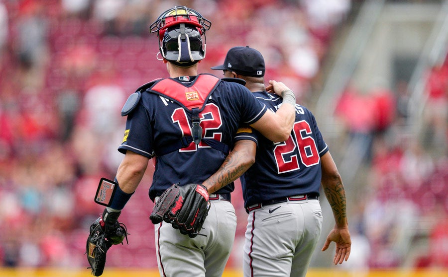 Sean Murphy con Raisel Iglesias trs el triunfo de Atlanta