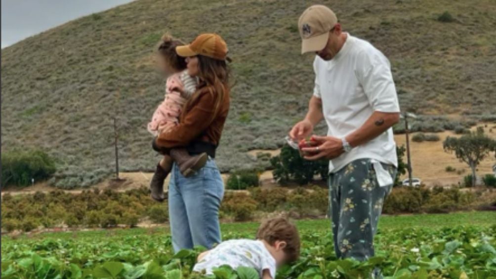 Hernández junto a Sarah Kohan y sus hijos