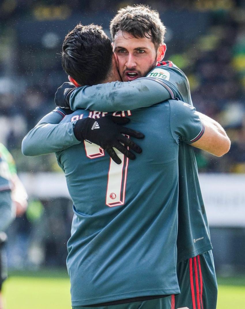 Santi Giménez en celebración de gol