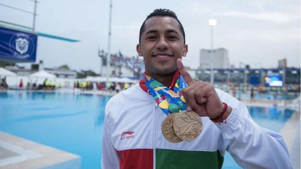 Jahir Ocampo mostrando sus medallas