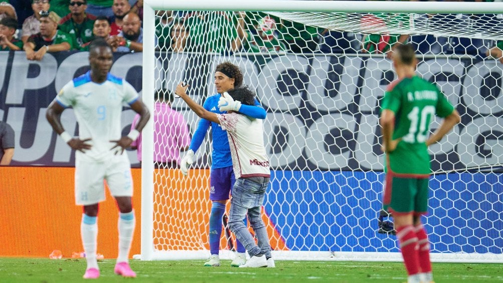 Ochoa junto al fanático que saltó a la cancha 