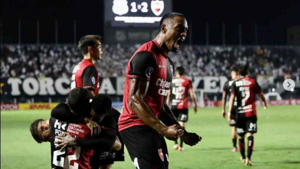 El colombiano celebra con Newell`s