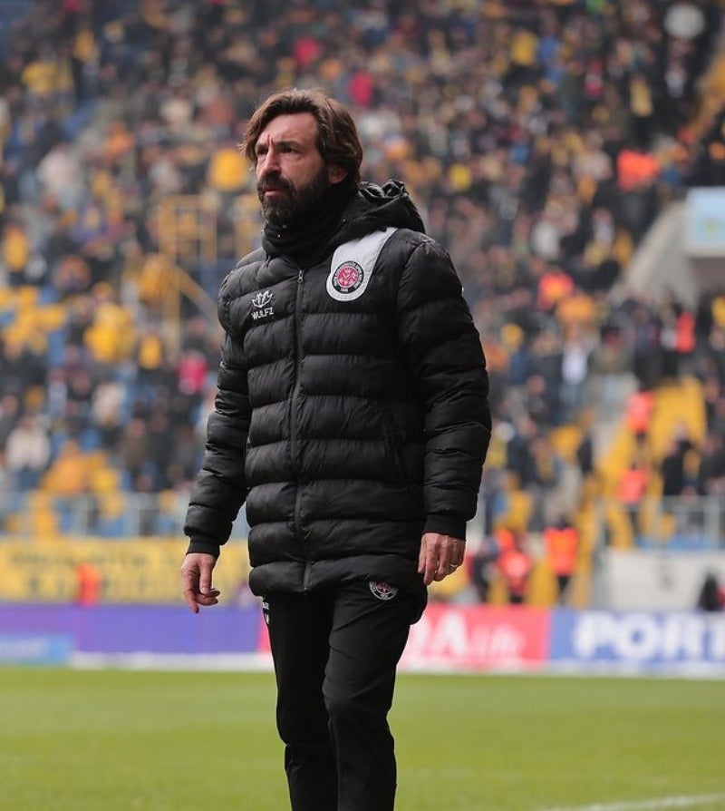 Pirlo dirigiendo al Fatih Karagümrük