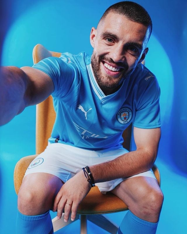 Mateo Kovacic con la playera del City 