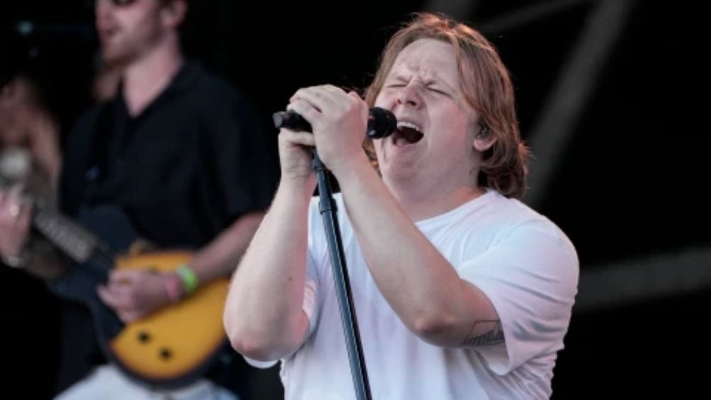 Lewis Capaldi durante su presentación en Glastonbury