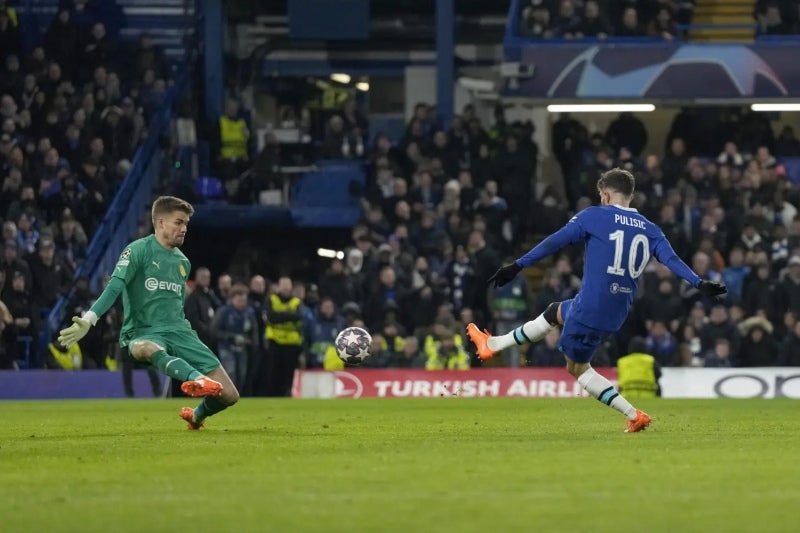 Christian Pulisic tirando a puerta en Champions League