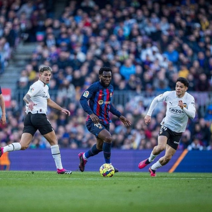 Kessie con la playera del FC Barcelona