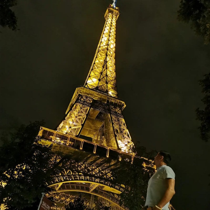 Enomoto junto a la Torre Eiffel 